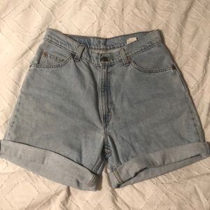 Vintage Levi high waisted shorts🤩